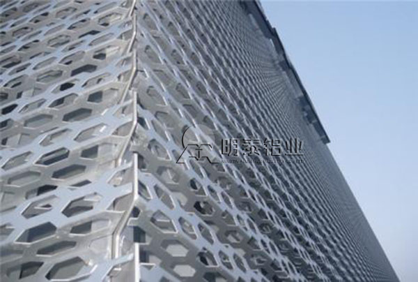 3104鋁板卷在建筑行業(yè)的應(yīng)用，廠家直供價格多少？