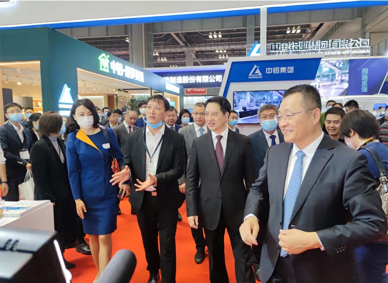 全國政協(xié)常委、中國有色金屬工業(yè)協(xié)會黨委書記葛紅林等領(lǐng)導(dǎo)到公司展位參觀指導(dǎo)
